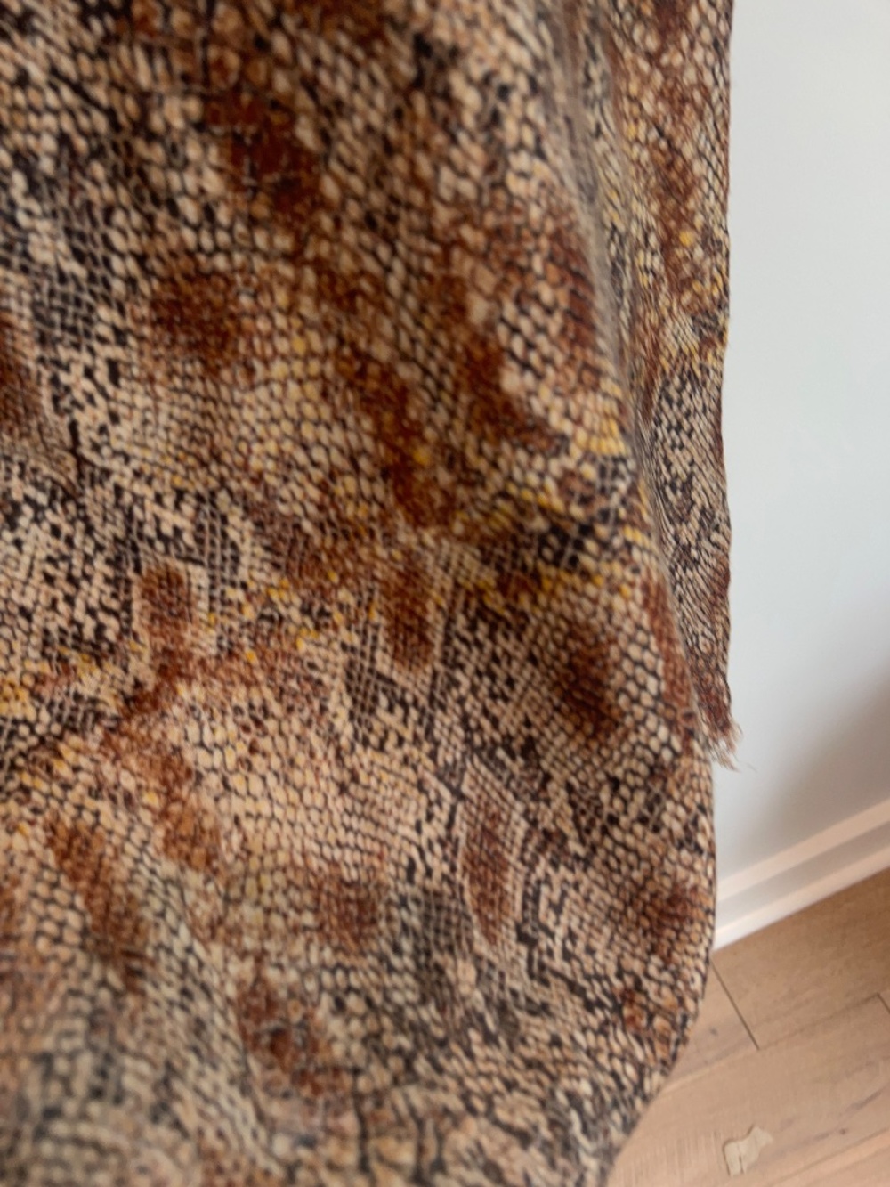 Aritzia/Auxillary 100% Wool Lightweight Blanket Scarf Snakeskin Print 62"x52" - Picture 3 of 9